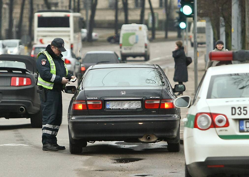 Baudų nemokantiems vairuotojams ruošiama "dovanėlė"