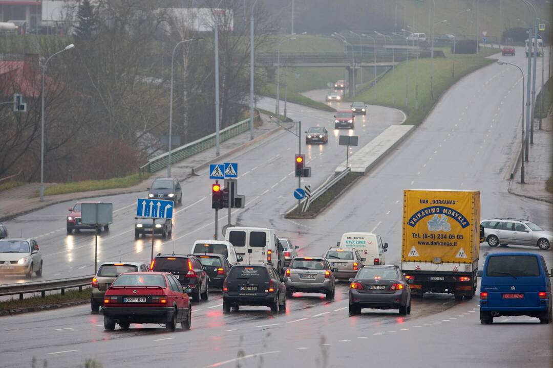 Lietuvoje registruotų automobilių sumažėjo maždaug trečdaliu