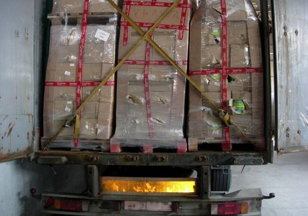 Muitininkams įkliuvo du vilkikai su beveik 200 tūkst. eurų vertės kontrabanda
