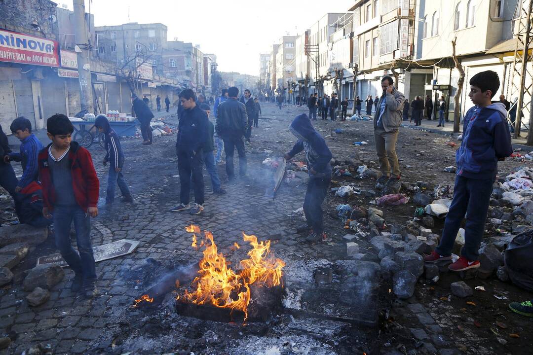 Turkijos civiliai atsidūrė kryžminėje ugnyje