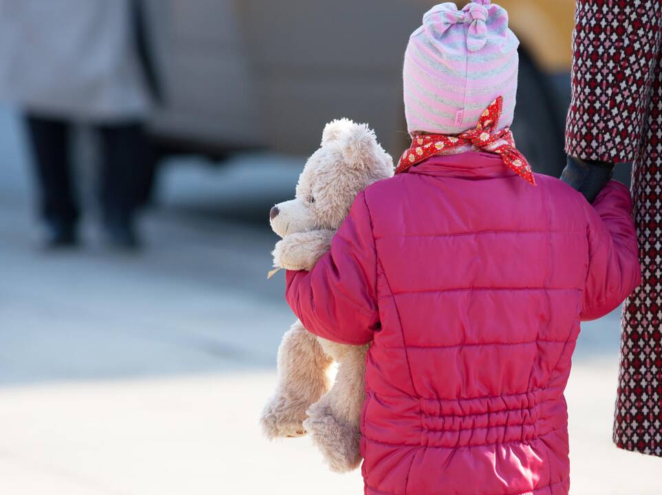 Neįtikėtina: auklė apvogė šeimą ir paliko mažametę mergaitę be priežiūros
