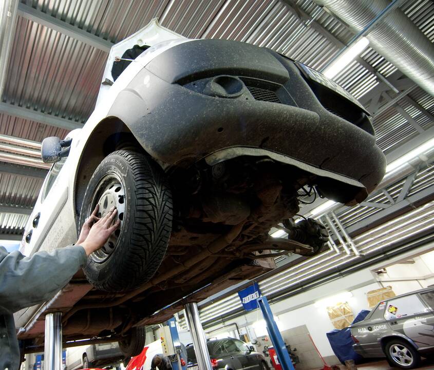 Autoservise ant darbininko užkrito automobilis