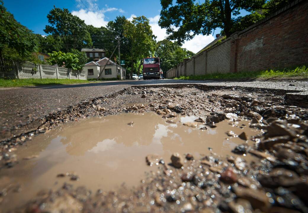 Už duobėje sudaužytą automobilį – 14 tūkst. litų