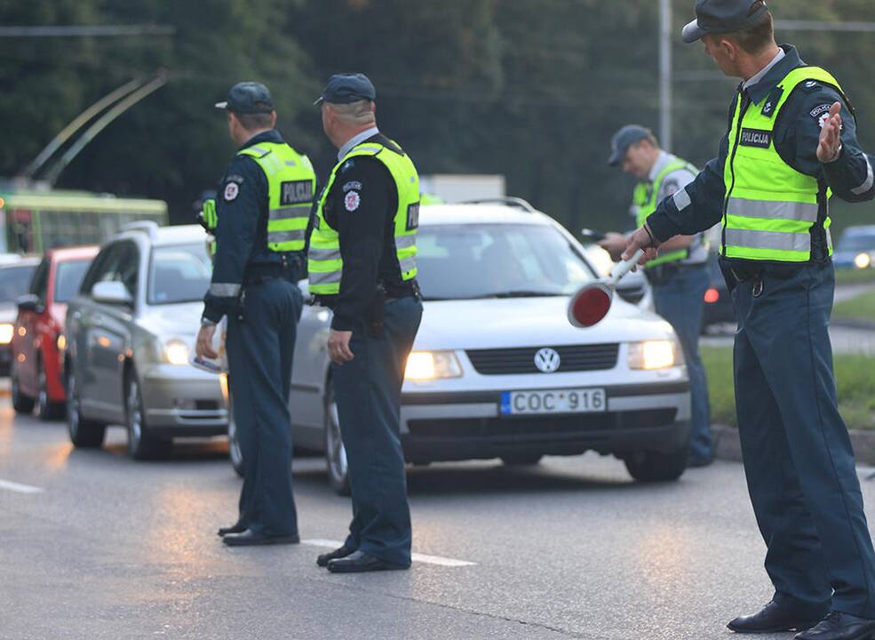 Policija: keičiantis eismo sąlygoms, nepamirškite pasirūpinti eismo saugumu