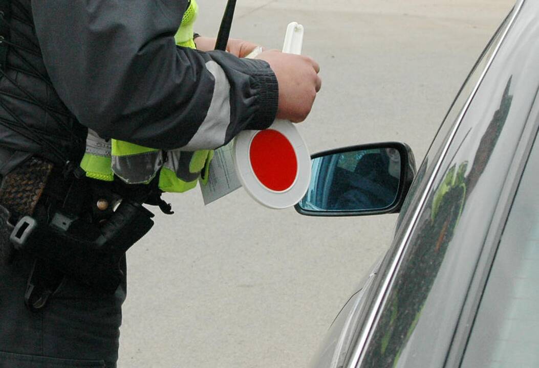 Už kalbėjimą telefonu sustabdytas mersedeso vairuotojas policininkui  kibo į atlapus