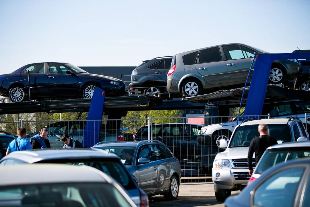 Automobilių pardavėjai ir pirkėjai privalės sudaryti rašytines sutartis