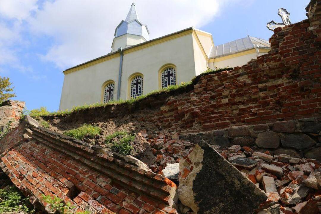 Atšaukta ekstremali padėtis dėl Lapių bažnyčios tvoros 