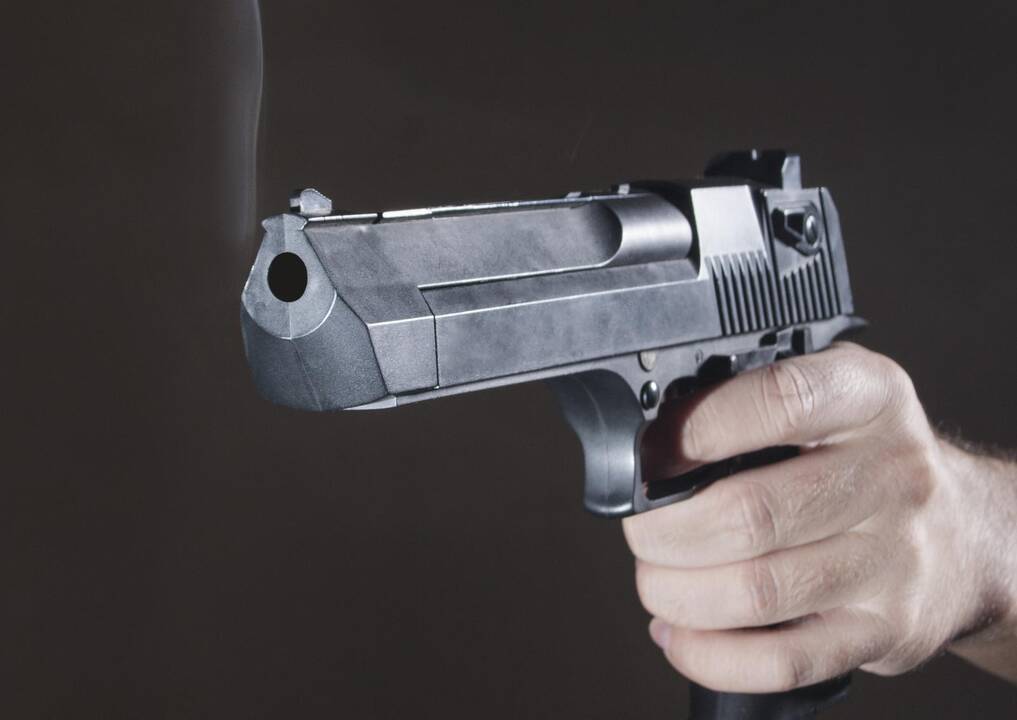 Girtas rokiškietis pistoletu grasino podukrai