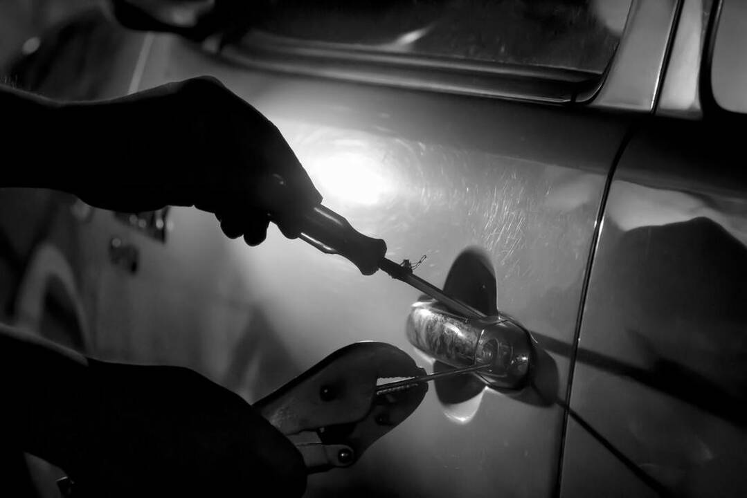 Iš neužrakinto automobilio vagys išnešė turto už beveik 31 tūkst.