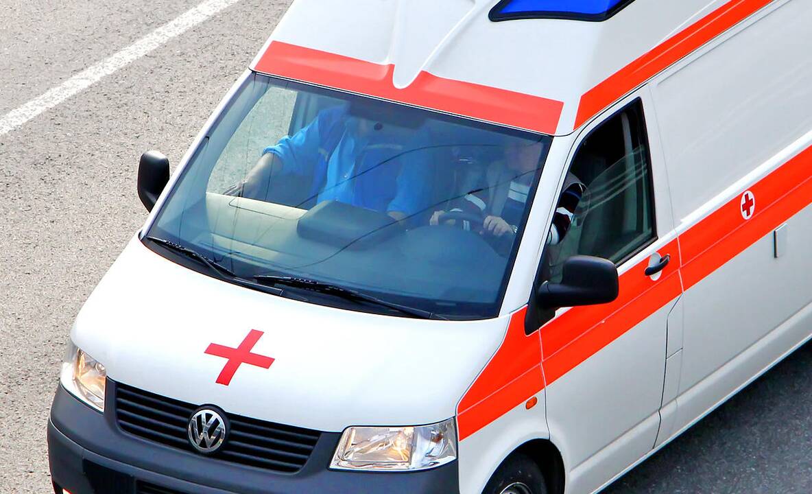 Papurškė dujų, sumušė ir atėmė pinigus