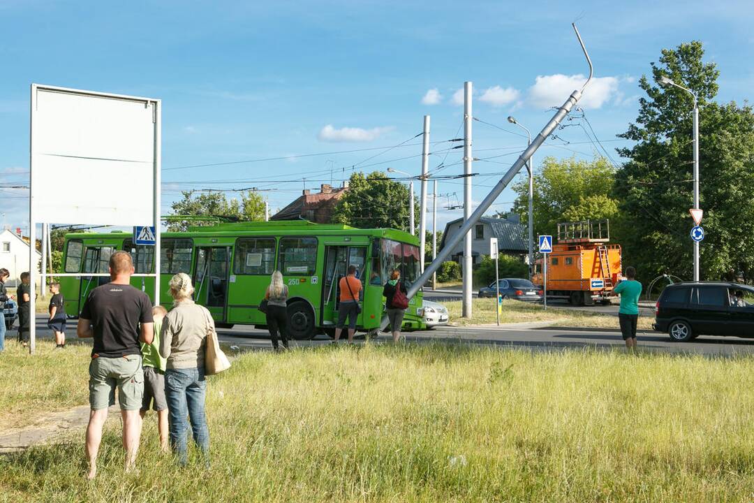 Troleibusas atsitrenkė į stulpą