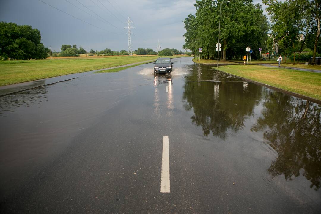 Po alinančios kaitros Kauną nuplovė liūtis