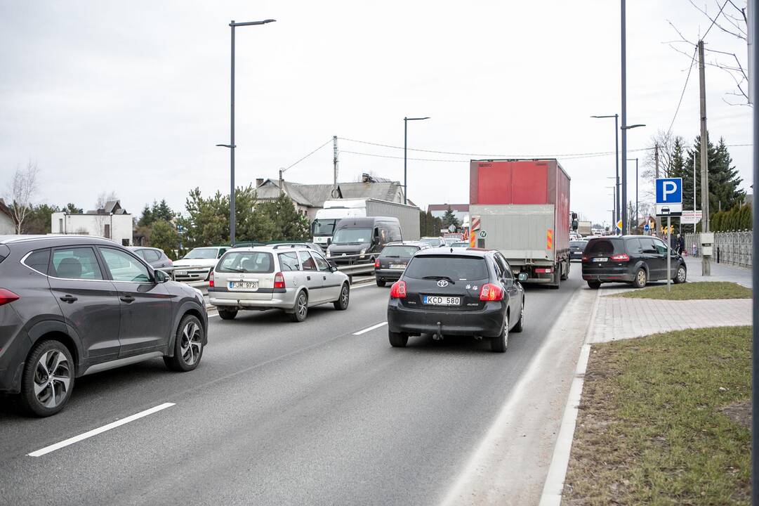 Karmėlavoje vilkiko ir "Opel " avarija