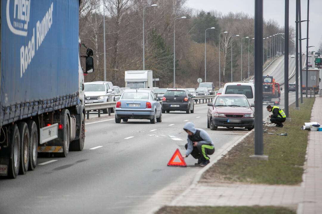 Karmėlavoje vilkiko ir "Opel " avarija