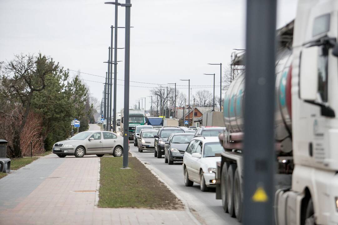 Karmėlavoje vilkiko ir "Opel " avarija