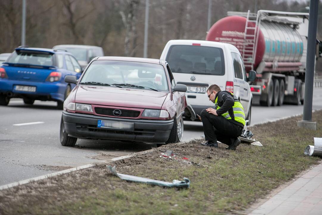 Karmėlavoje vilkiko ir "Opel " avarija