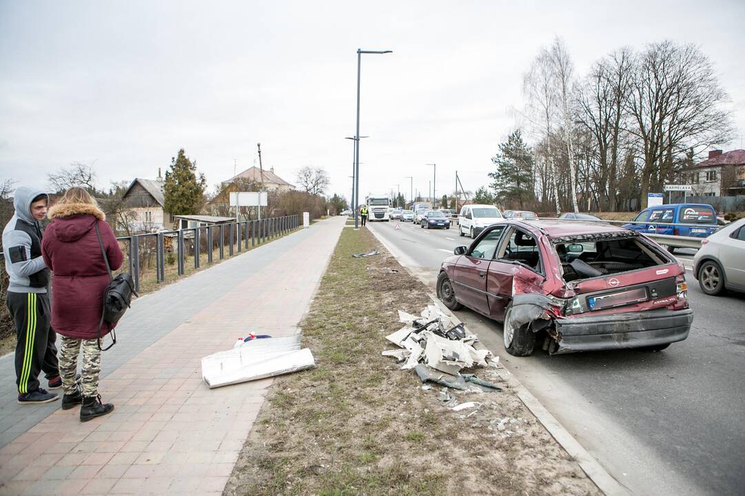 Karmėlavoje vilkiko ir "Opel " avarija