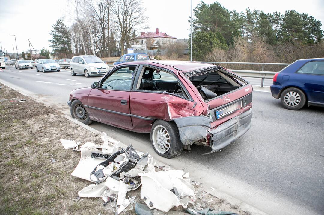 Karmėlavoje vilkiko ir "Opel " avarija