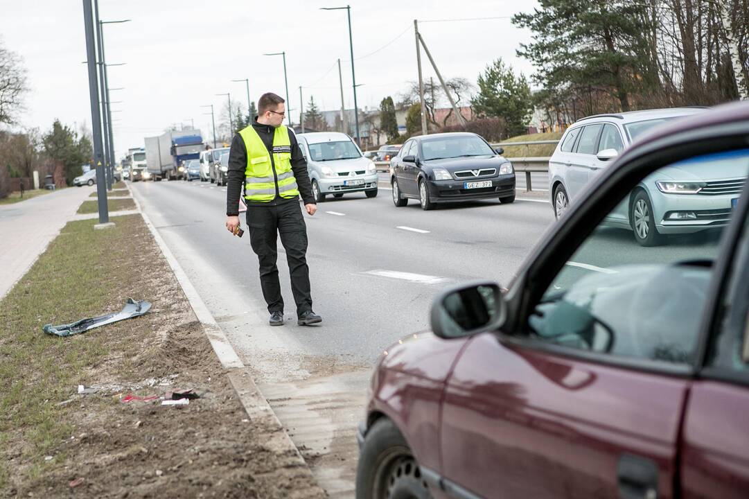 Karmėlavoje vilkiko ir "Opel " avarija