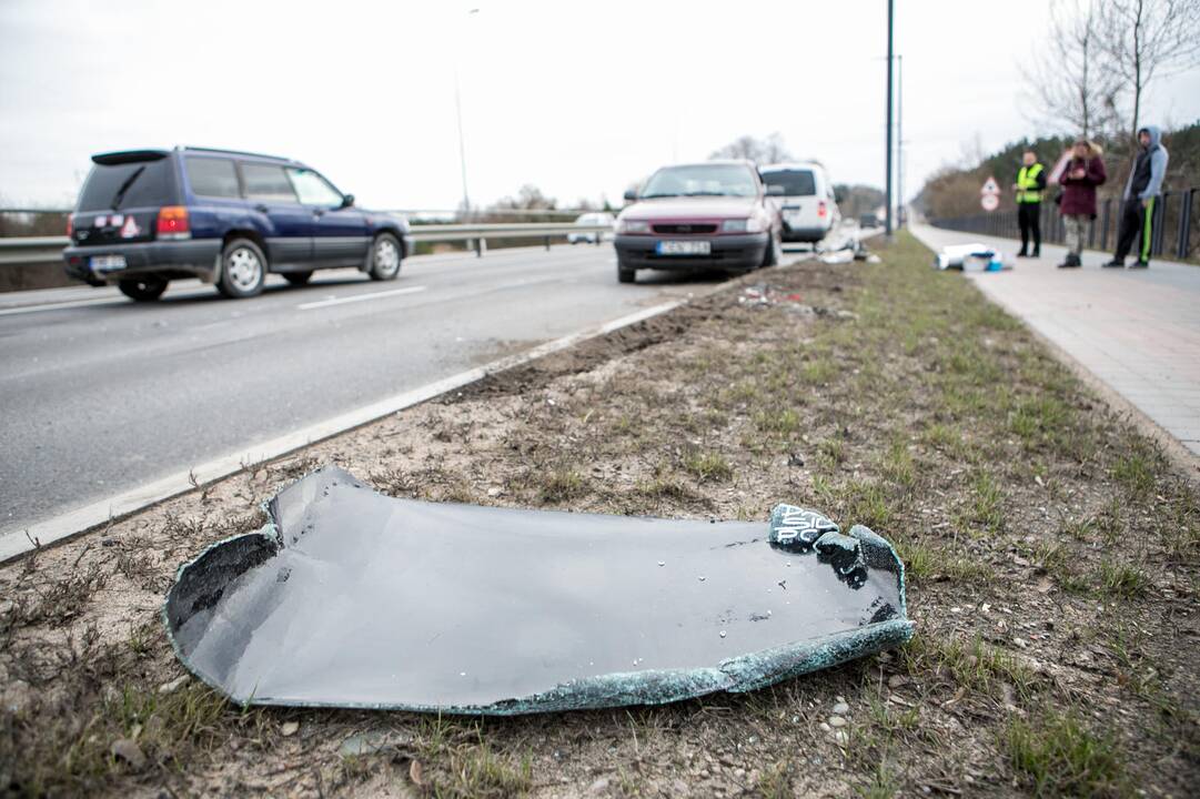 Karmėlavoje vilkiko ir "Opel " avarija