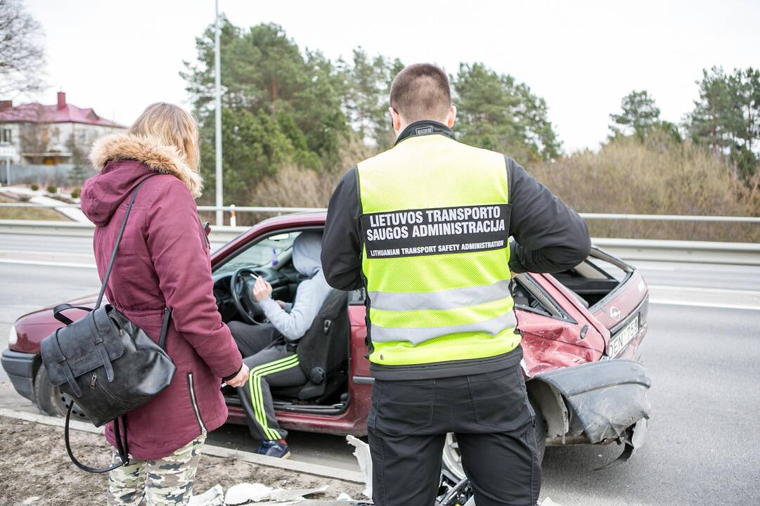 Karmėlavoje vilkiko ir "Opel " avarija