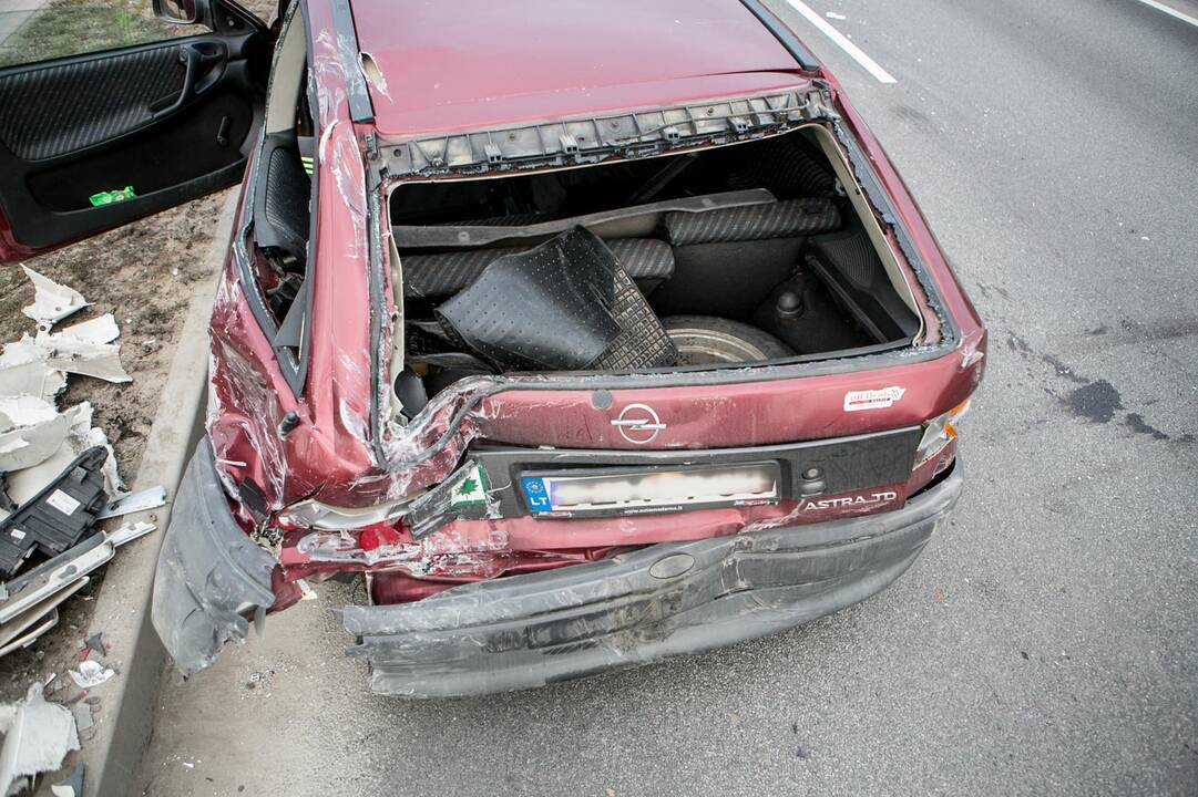 Karmėlavoje vilkiko ir "Opel " avarija