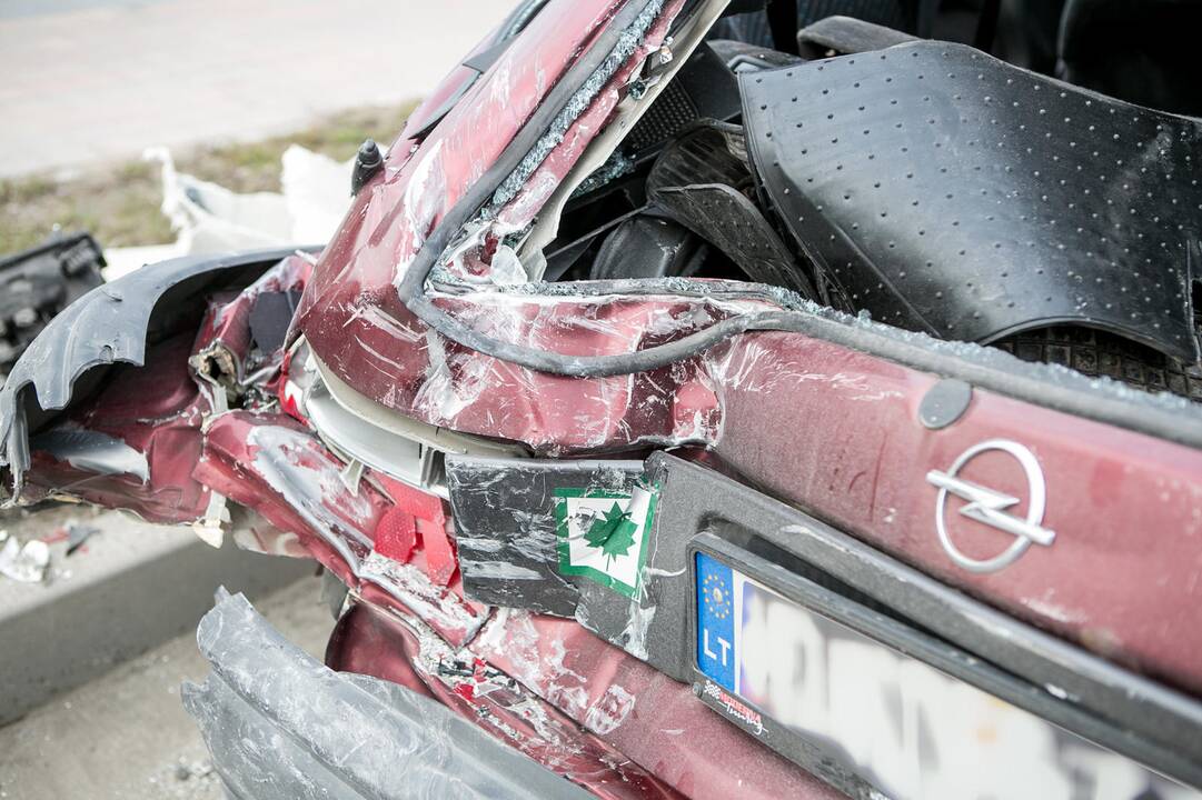 Karmėlavoje vilkiko ir "Opel " avarija