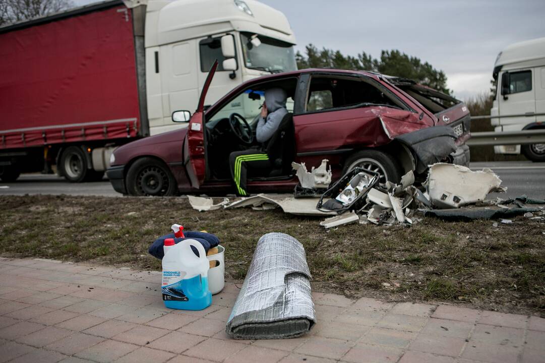 Karmėlavoje vilkiko ir "Opel " avarija
