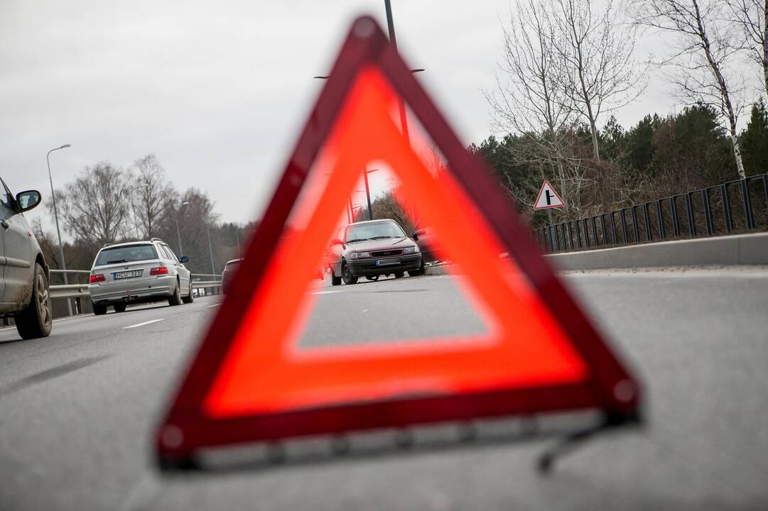 Karmėlavoje vilkiko ir "Opel " avarija