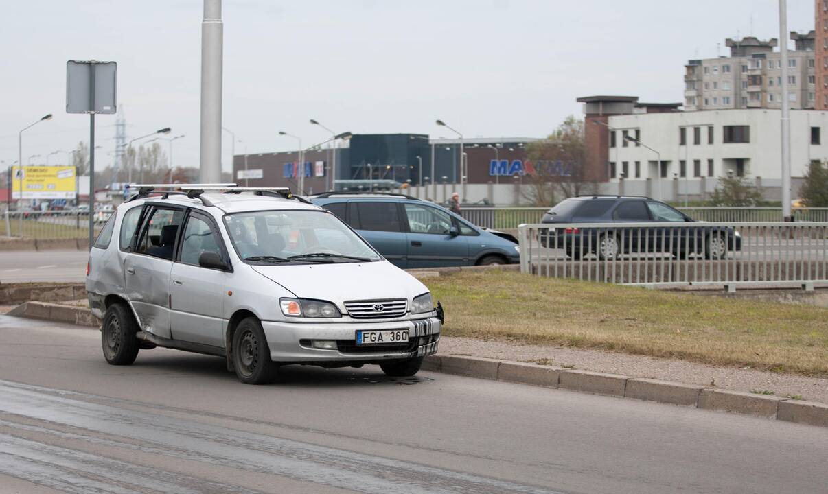 Po susidūrimo „Toyota“ nuvirto ant šono