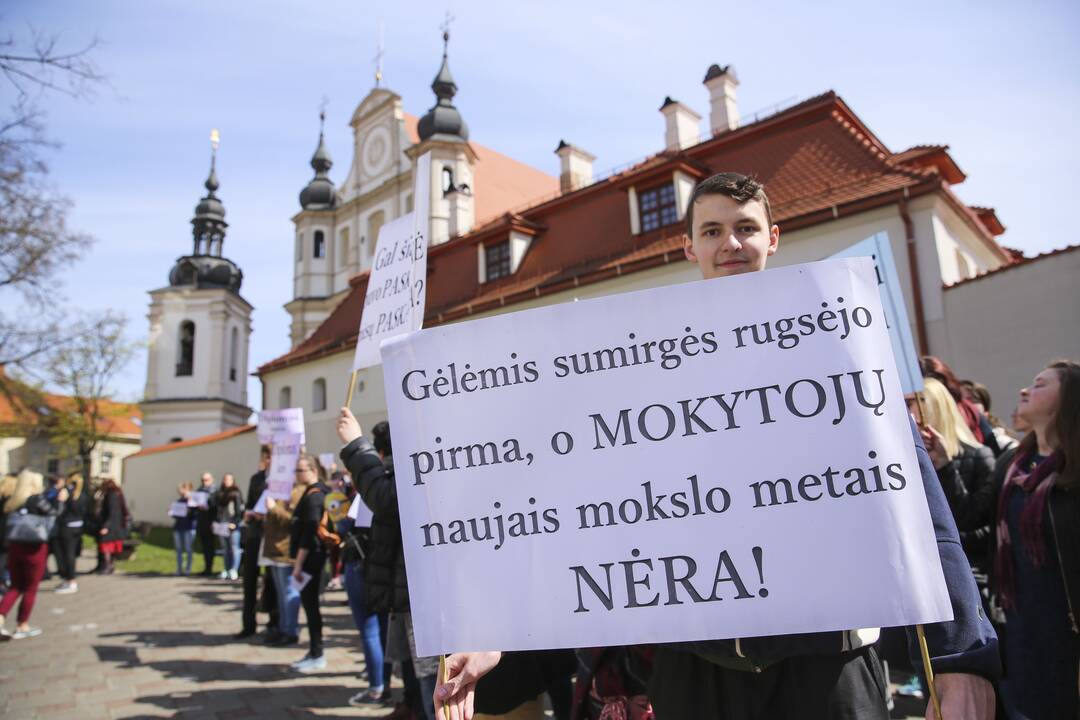 Prezidentas: didinamos algos pedagogams tik iš dalies išspręs jų problemas