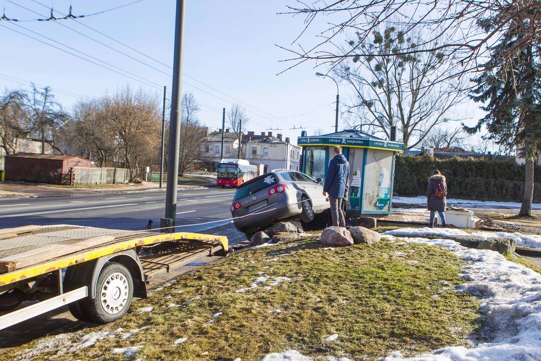 Žaliakalnyje automobilis rėžėsi į kioską