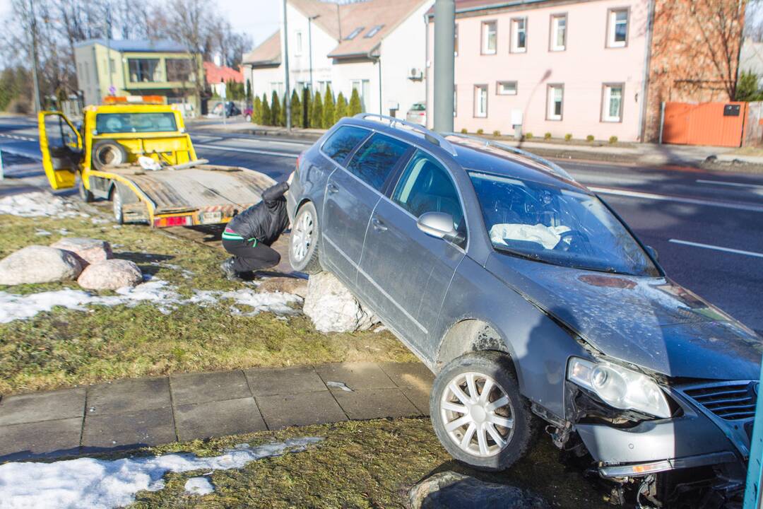 Žaliakalnyje automobilis rėžėsi į kioską