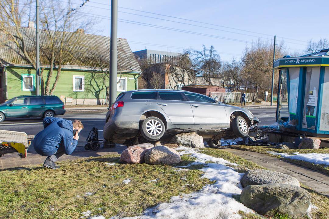 Žaliakalnyje automobilis rėžėsi į kioską