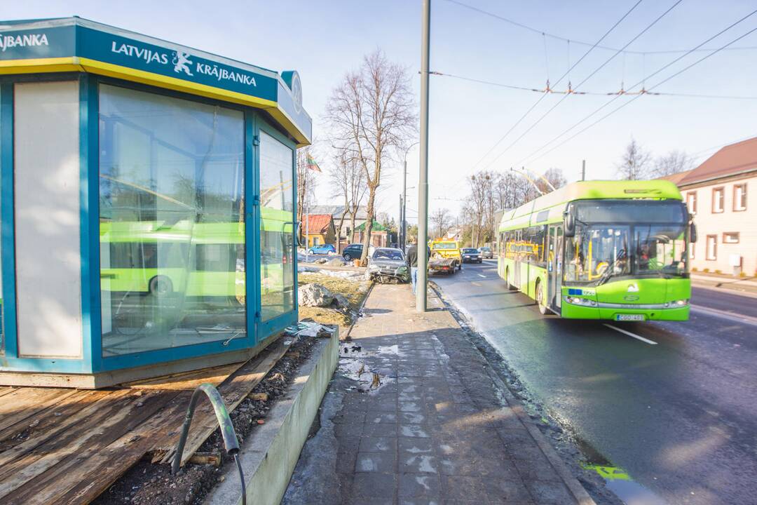 Žaliakalnyje automobilis rėžėsi į kioską