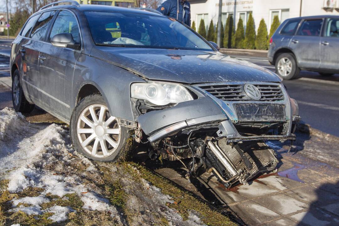 Žaliakalnyje automobilis rėžėsi į kioską