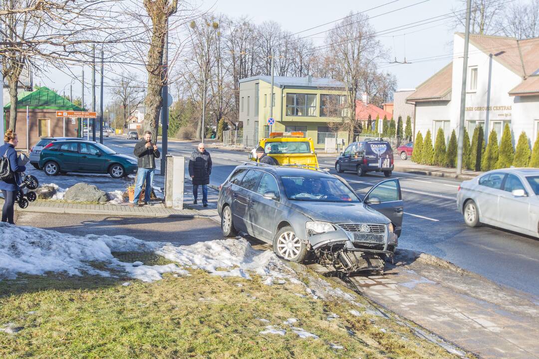 Žaliakalnyje automobilis rėžėsi į kioską