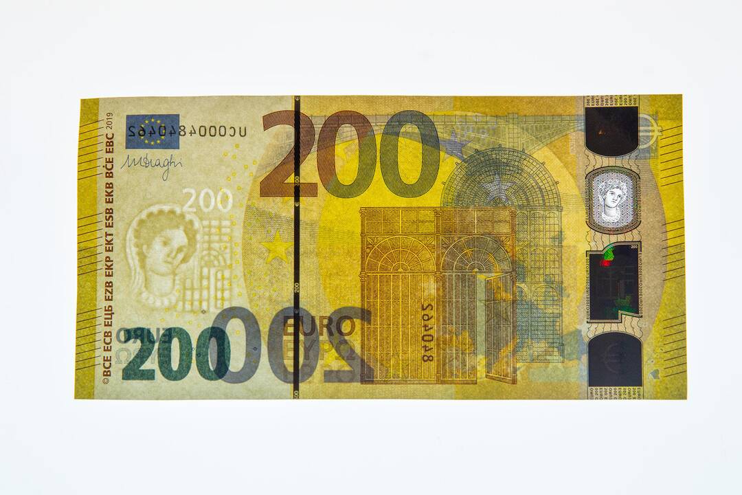 Pristatyti naujieji 100 ir 200 eurų banknotai