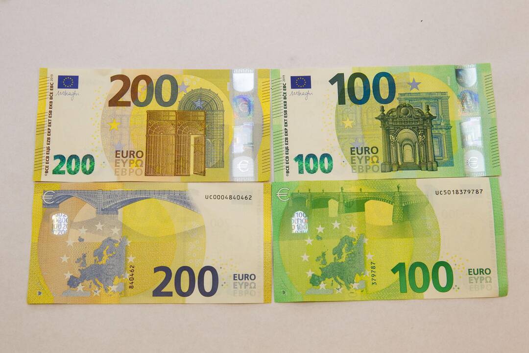 Pristatyti naujieji 100 ir 200 eurų banknotai