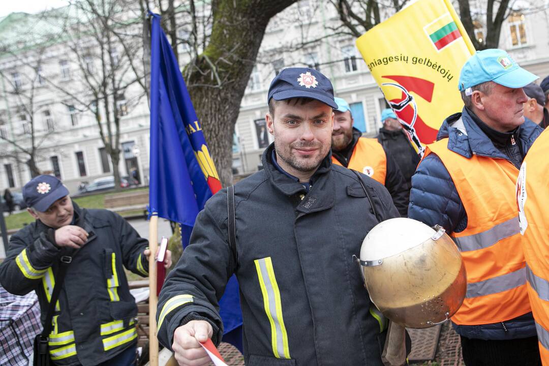 Ugniagesių mitingas V. Kudirkos aikštėje