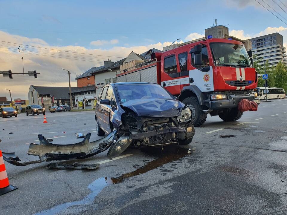Į avariją Kaune pateko greitosios pagalbos automobilis