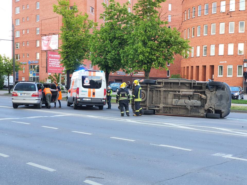 Į avariją Kaune pateko greitosios pagalbos automobilis