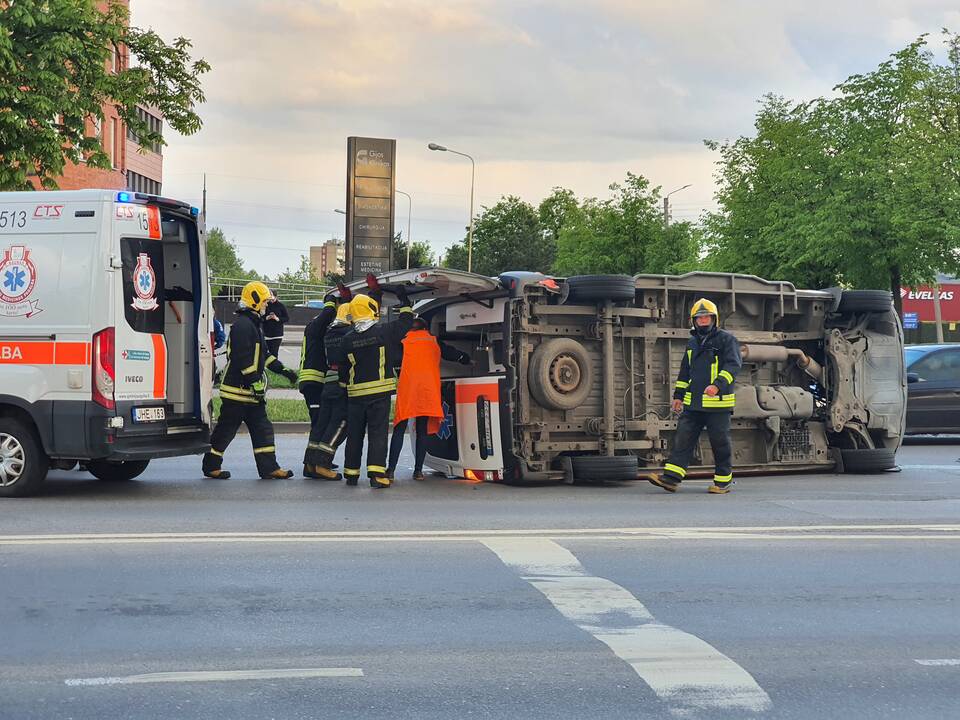 Į avariją Kaune pateko greitosios pagalbos automobilis