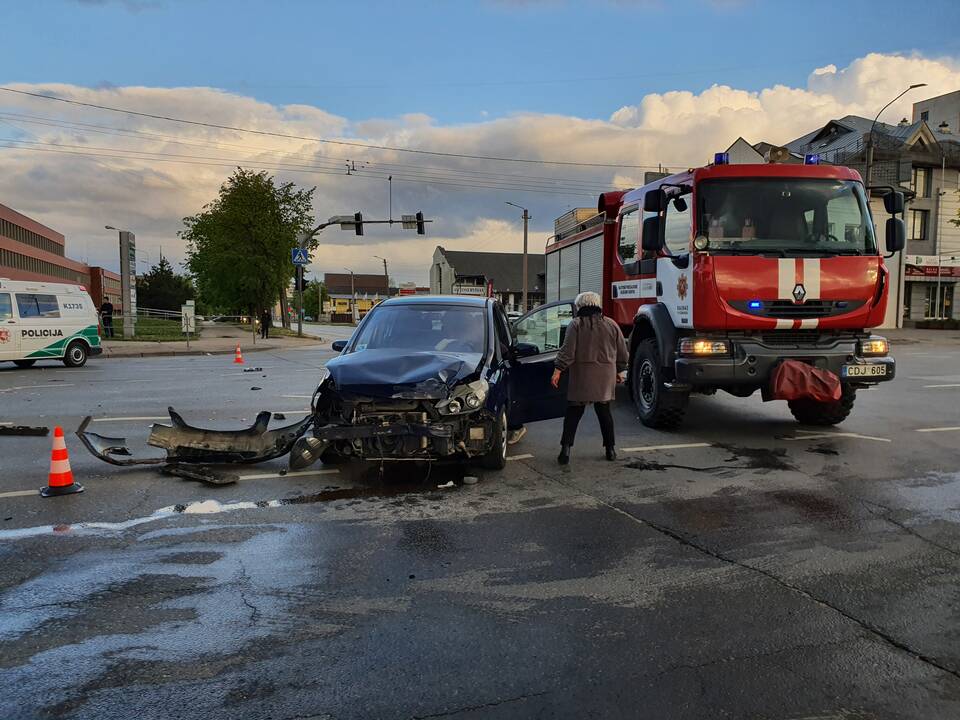 Į avariją Kaune pateko greitosios pagalbos automobilis