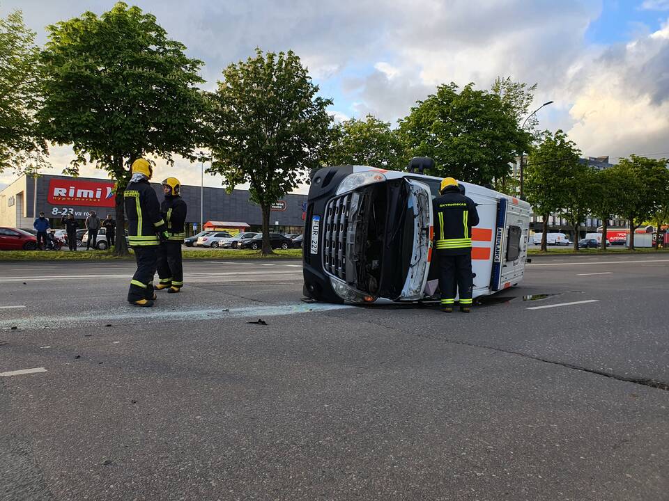 Į avariją Kaune pateko greitosios pagalbos automobilis