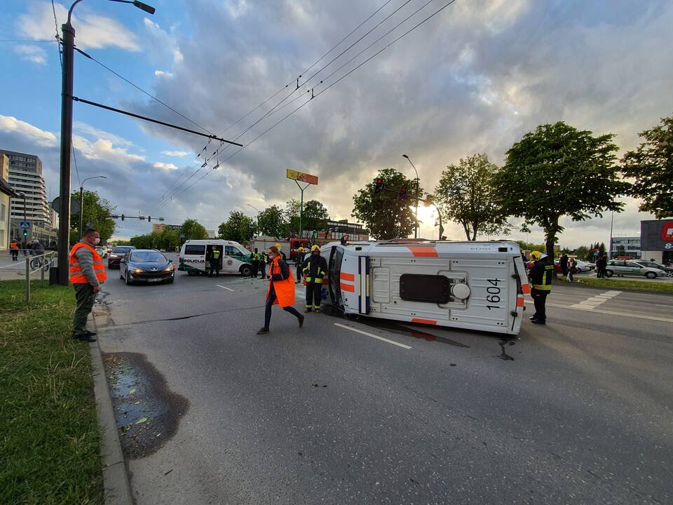 Į avariją Kaune pateko greitosios pagalbos automobilis