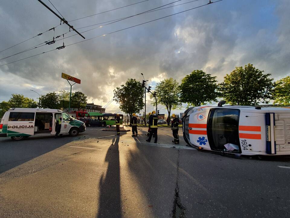 Į avariją Kaune pateko greitosios pagalbos automobilis