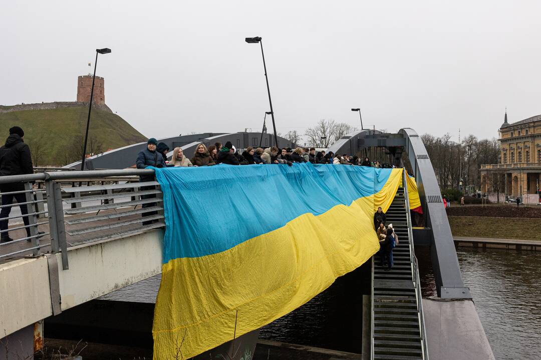 Ant Karaliaus Mindaugo tilto išskleistos Lietuvos ir Ukrainos vėliavos