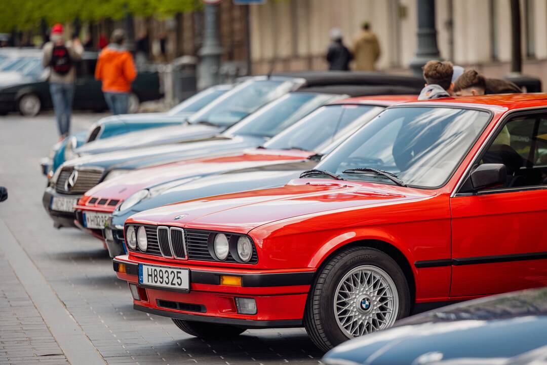 Senovinių automobilių ekspozicija prie Seimo