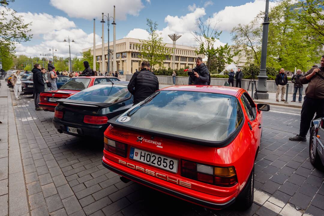 Senovinių automobilių ekspozicija prie Seimo